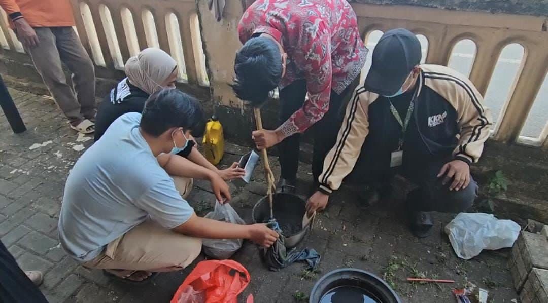 Mahasiswa KKN Umsida Latih Warga Wonoplintahan Olah Sampah Plastik Jadi Paving Block