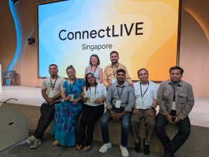 Isa Ikbalul Surur (dua dari kanan) bersama beberapa delegasi dari negara lain dalam ajang Connect Live 2026 di Google Singapore, Singapura. (Foto: Dok. Pribadi)