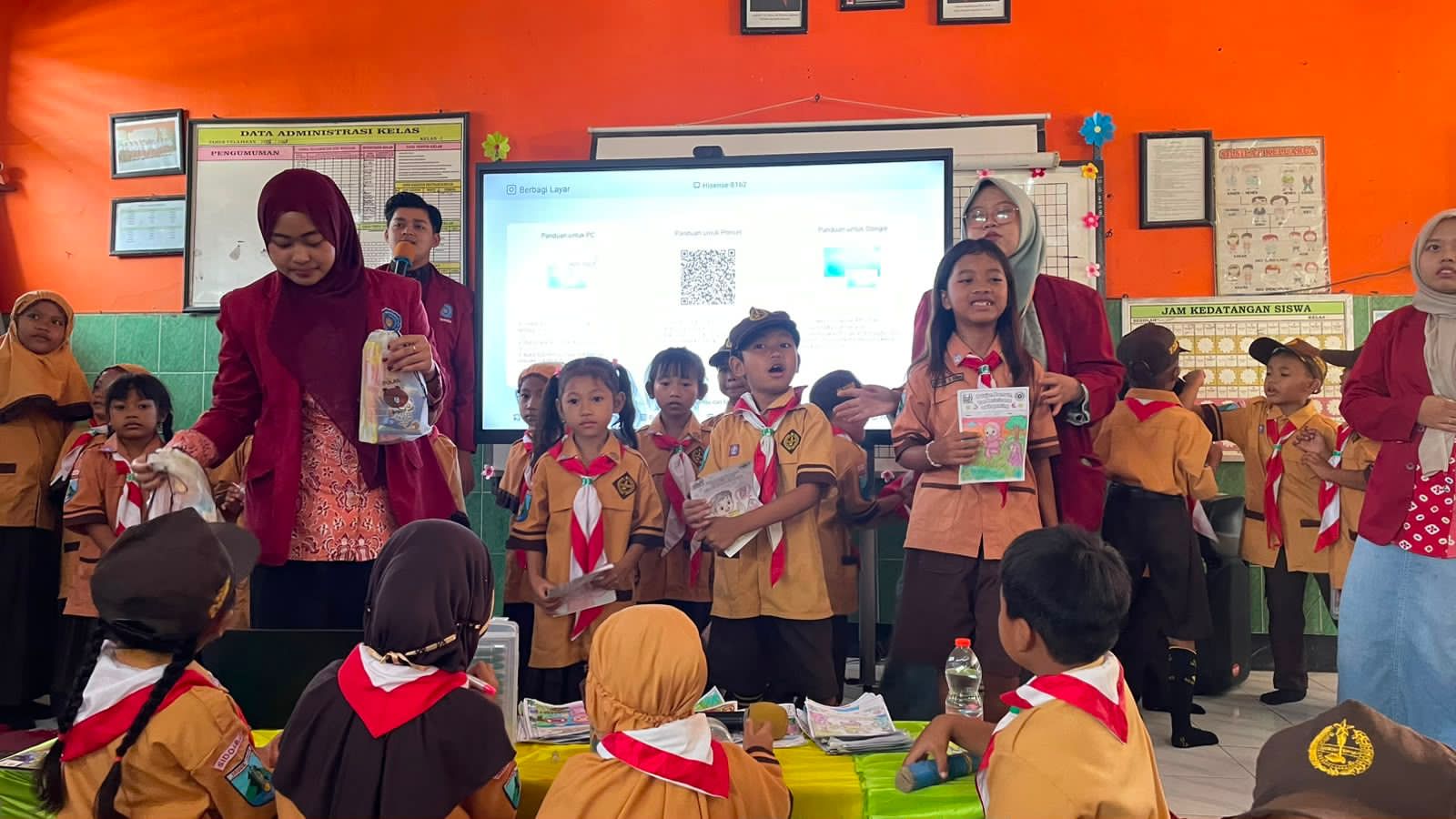 Lewat Permainan Tradisional, Mahasiswa KKN Umsida Ajak Siswa Watesari Bijak Gunakan Gadget dan Kurangi Screen Time