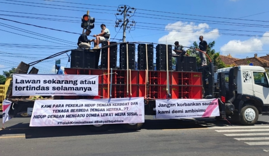 Ratusan Dump Truck Geruduk Mapolresta dan Pemkab Banyuwangi, Tuntut Kepastian Pekerja  Material
