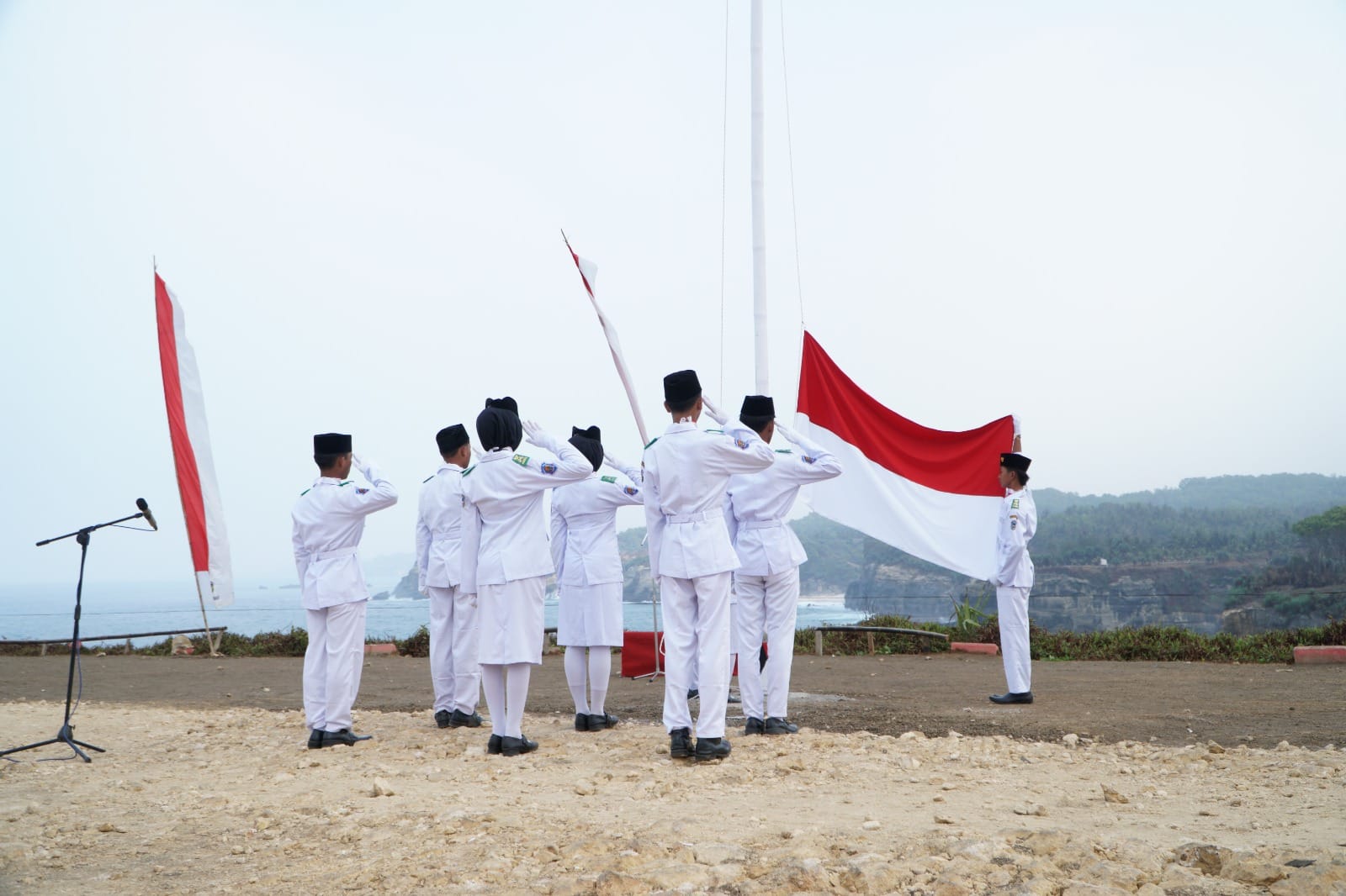 Upacara HUT ke-81 RI di Pantai Karangbolong, Desa Sendang: “Merdeka di Ujung Samudra”