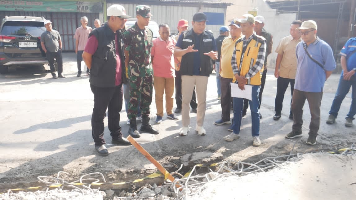 Sidak Proyek Betonisasi di Krian, Bupati Subandi Minta Kontraktor Percepat Pekerjaan Agar Rampung Sesuai Target