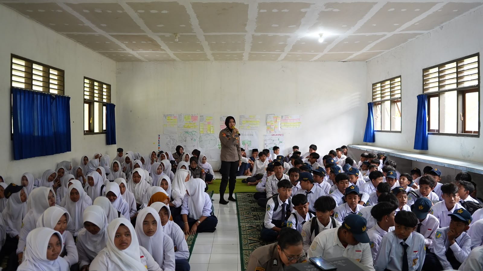 Polwan Goes to School di SMPN 3 Kalipuro Banyuwangi, Bekali Siswa Bijak Bermedia Sosial