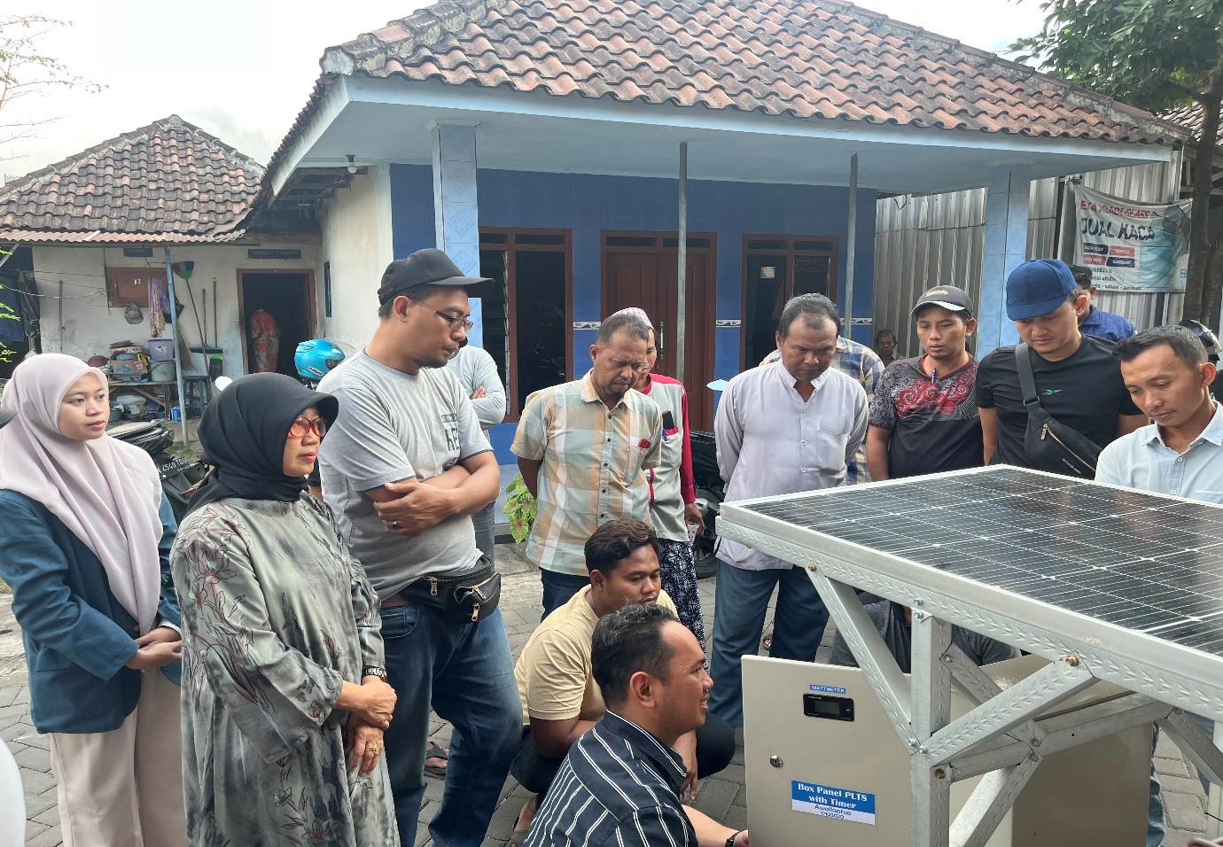 Telur Menetas Pakai Energi Matahari, Universitas Dr. Soetomo dan Universitas 17 Agustus 1945 Latih Warga Pasuruan Pasang PLTS