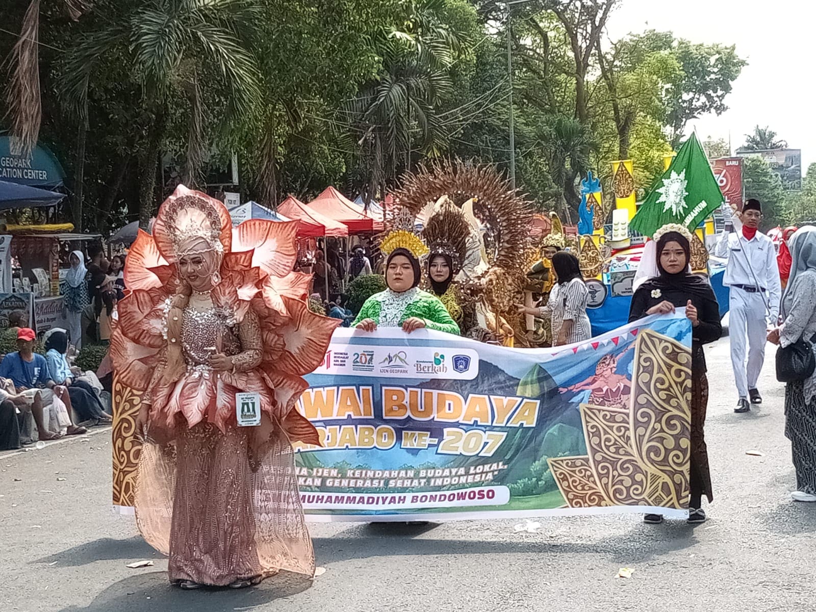 SMK Muhammadiyah Bondowoso Tampilkan Pesona Ijen dalam Pawai Budaya Harjabo ke-207
