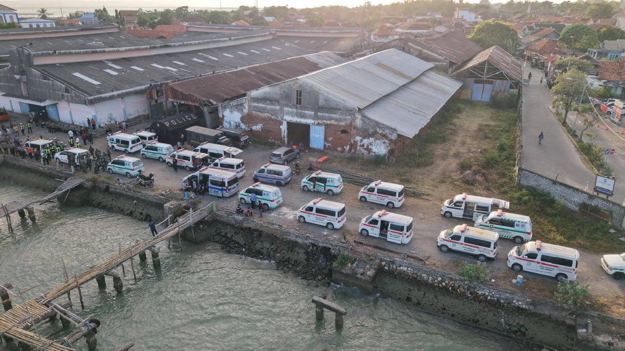 Menhub Pastikan Investigasi Penyebab Kebakaran KM Mutiara Sentosa II, Belasan Ambulans Siaga di Pelabuhan Kalianget Sumenep