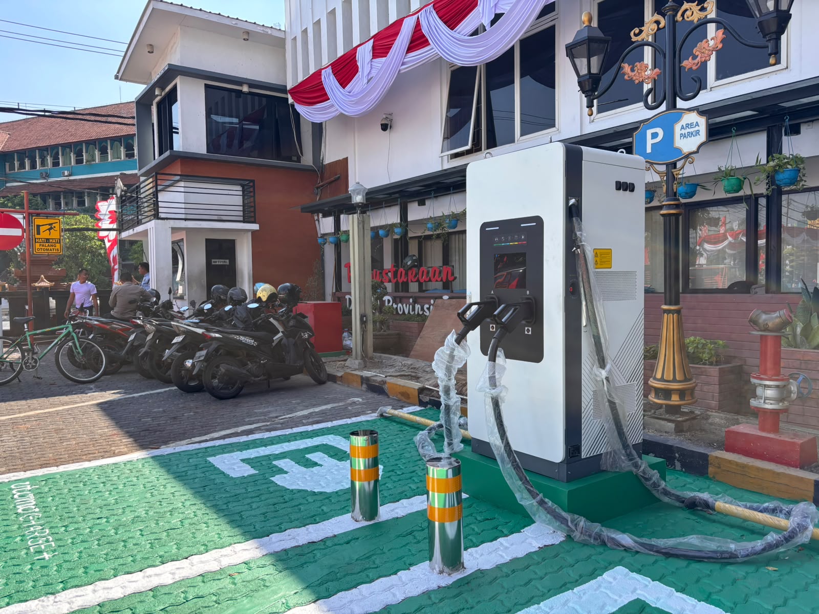 Sekretariat DPRD Jatim Sediakan Charging EV, Masyarakat Umum Boleh Pakai