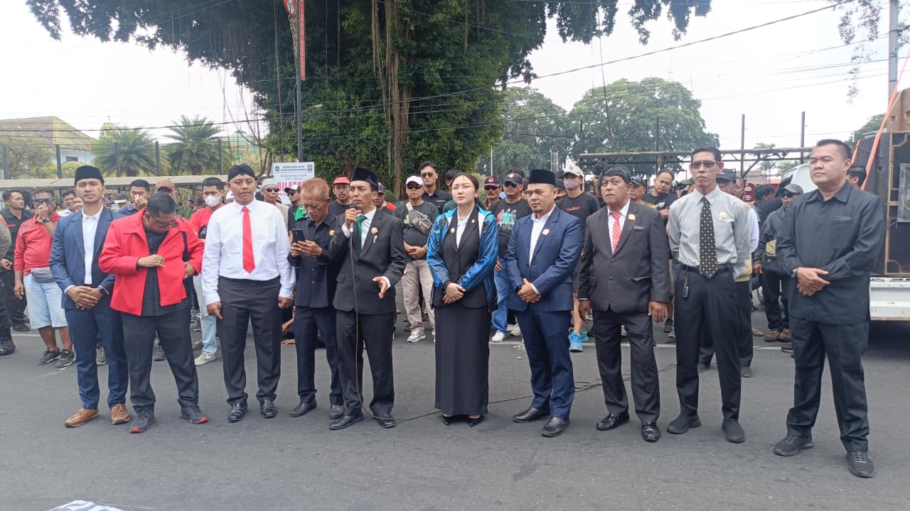 Dana KONI Belum Cair, Wakil Wali Kota Pimpin Demo Wali Kota Blitar