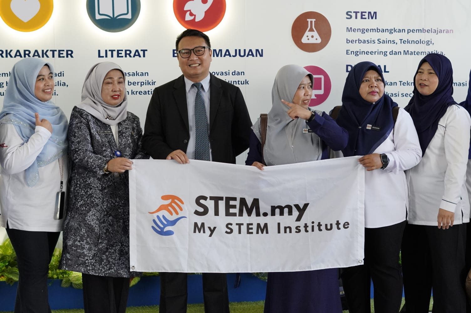 Kembangkan Pendidikan Berwawasan Global, SMP Muhammadiyah 8 Bandung Teken MoU dengan MY STEM Institute Malaysia