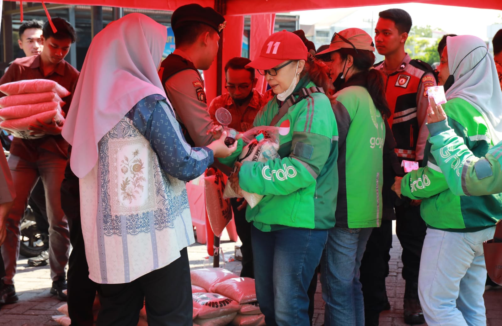 Kenang Setahun Wafat Affan Kurniawan, Pemkab dan Forkopimda Sidoarjo Bagikan 1.000 Paket Beras untuk Pengemudi Ojol