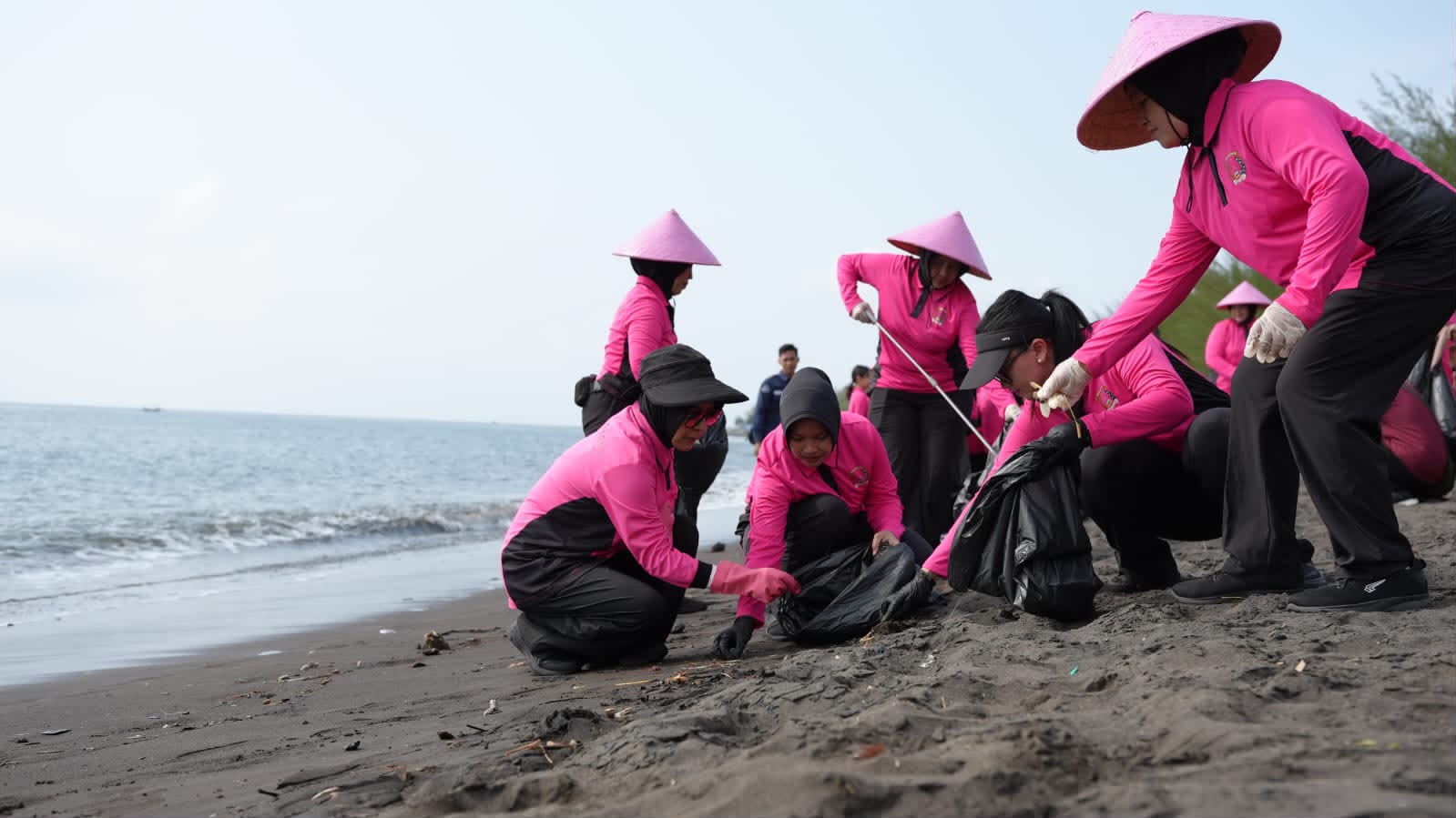 Bhayangkari Jatim Baksos di Pulau Santen Banyuwangi, Tanam Mangrove hingga Bersihkan Pantai