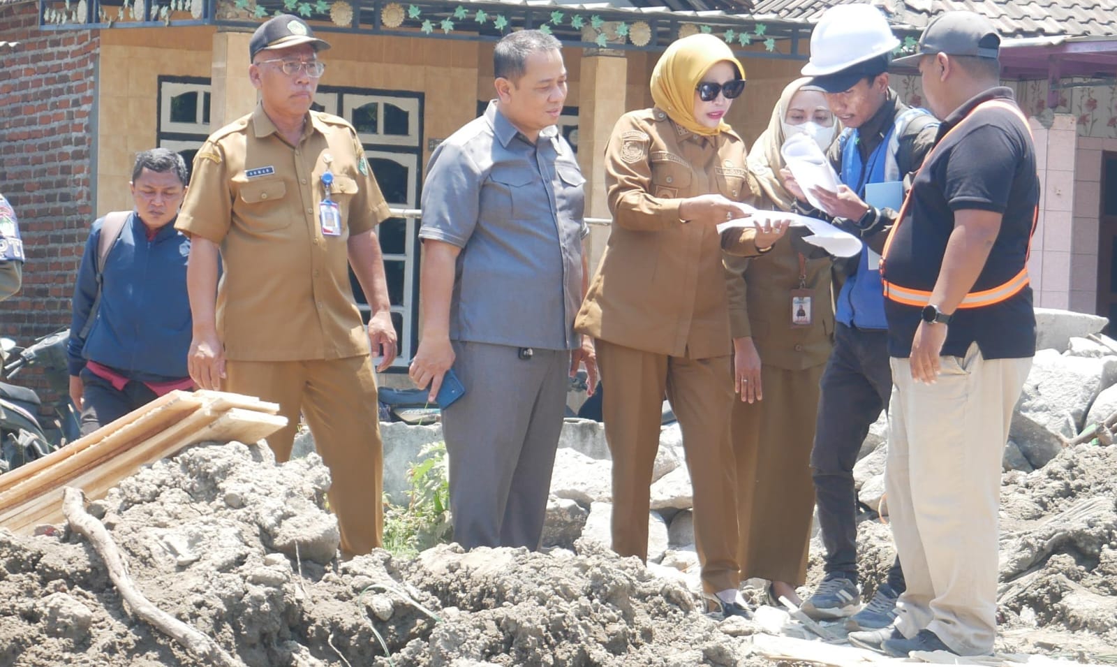 Wabup Mimik Idayana Sidak Pembangunan Jembatan Candinegoro, Deviasi Keterlambatan 28 Persen