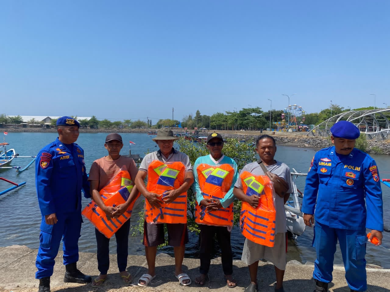 Satpolairud Polresta Banyuwangi Bagikan Life Jacket ke Nelayan Pulau Wangi, Ingatkan Pentingnya Perlengkapan Keselamatan