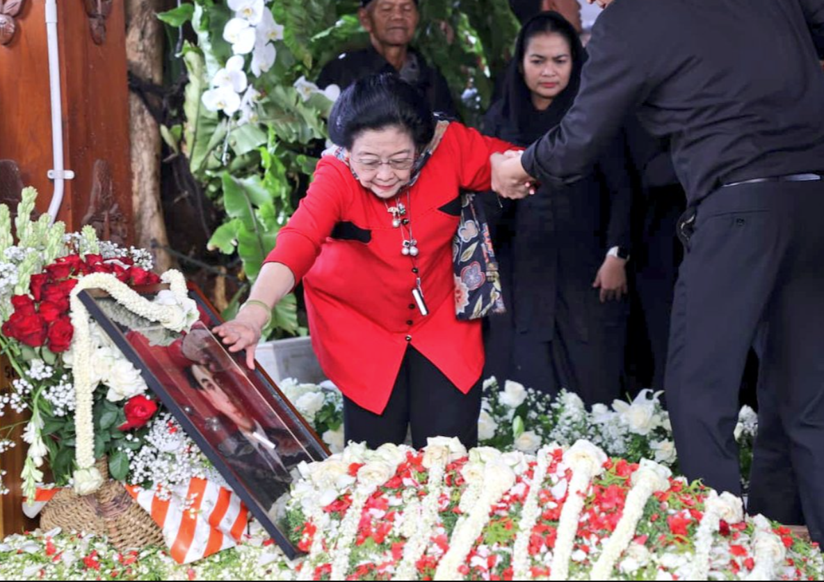 Guruh Soekarnoputra Dimakamkan di Samping Pusara Fatmawati