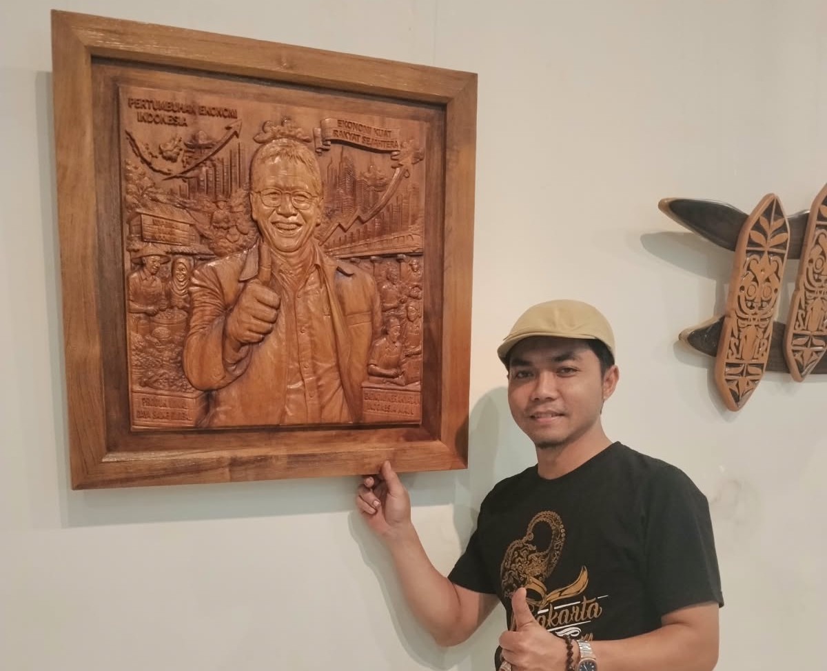 Guru Pacitan Ukir Sosok Purbaya di Kayu Jati