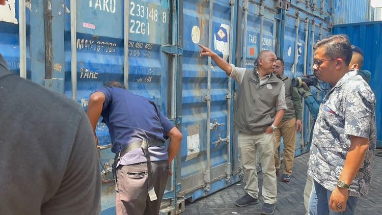 23 Kontainer Kayu Asal Nabire Diamankan di Tanjung Perak, Milik Siapa?