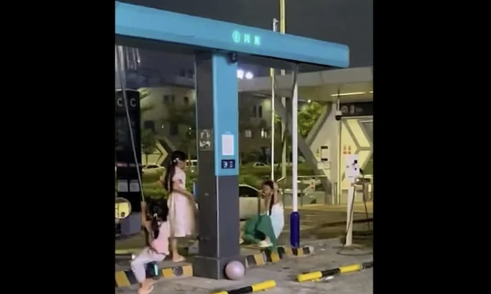 Dua Anak Main Ayunan Pakai Kabel Charger BYD Megawatt Flash, Ini Risikonya