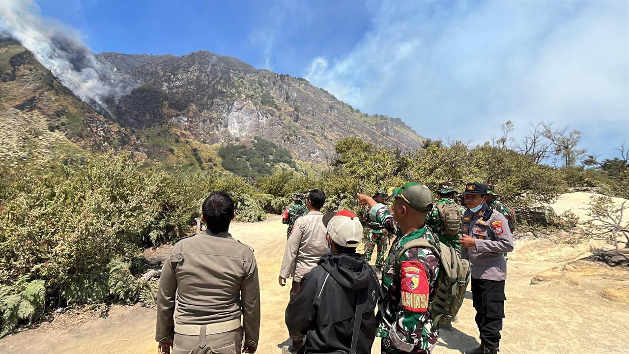 Cegah Karhutla Bondowoso Meluas ke Banyuwangi, Polresta Bersama Tim Gabungan Pantau Gunung Rante