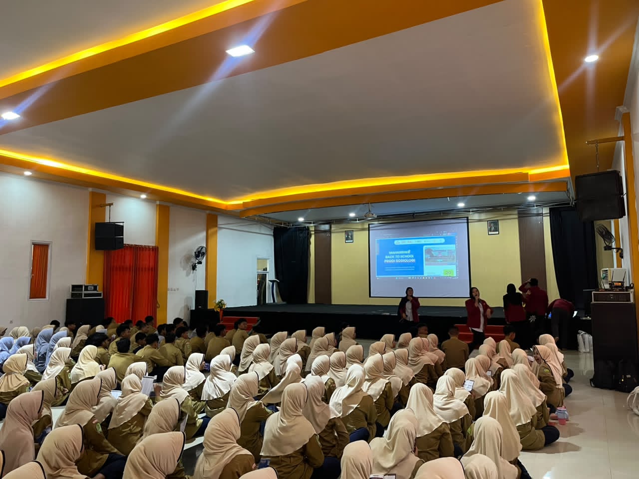 Lewat Program “Back to School”, Mahasiswa Sosiologi UMM Sapa 300 Murid SMK Muhammadiyah Lumajang
