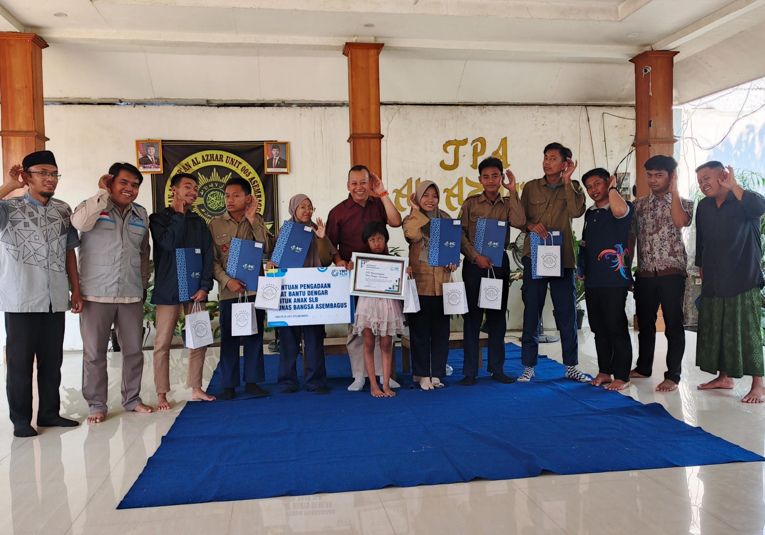 SLB Muhammadiyah Tunas Bangsa Asembagus Terima Bantuan Alat Bantu Dengar dari YBM PLN Situbondo