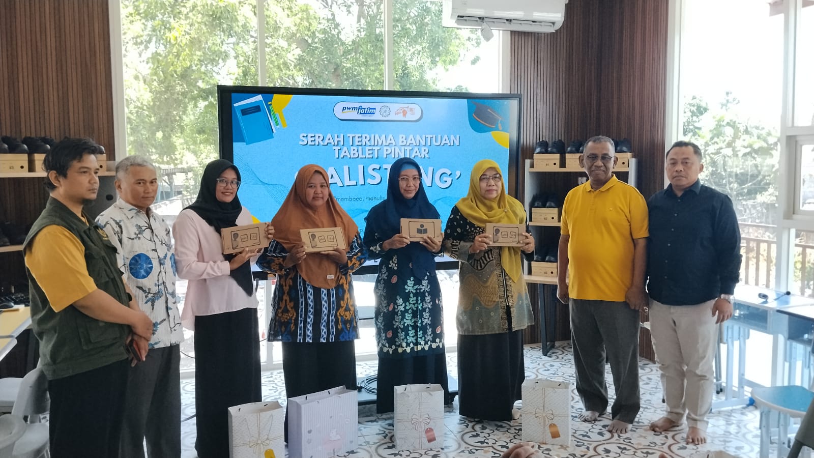 LP-UMKM PWM Jatim Serahkan Bantuan Tablet Pintar “Calistung” untuk 15 Sekolah Muhammadiyah dan Aisyiyah