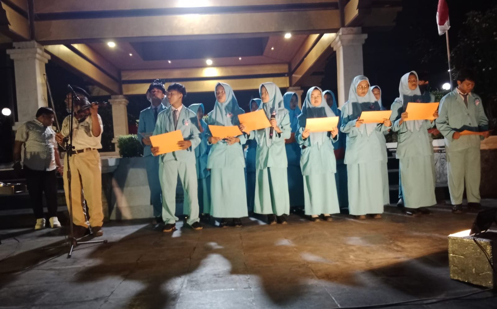 Partisipasi di “Meruwat Indonesia”, Paduan Suara SMK Mudisa Nyanyikan Indonesia Raya 3 Stanza Lanjutkan Semangat Sumpah Pemuda