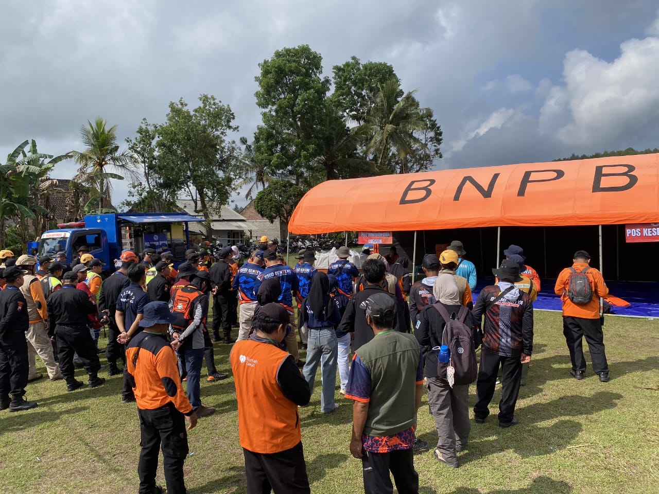Ratusan Relawan Bencana Gladi Kesiapsiagaan Evakuasi Erupsi Gunung Raung di Desa Sumberarum Banyuwangi