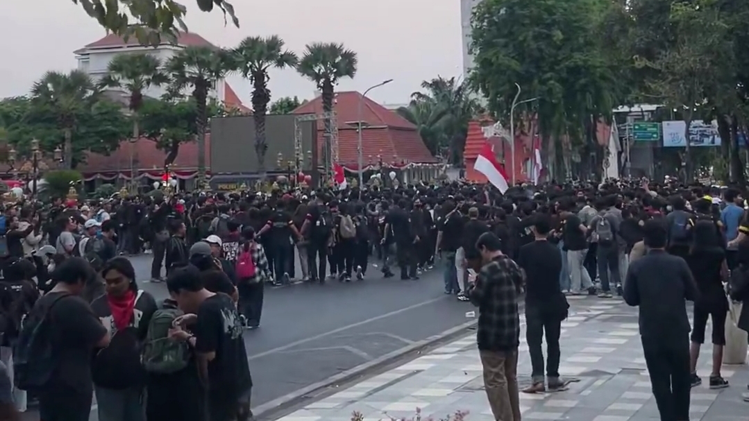 Dua Tahun Prabowo-Gibran, Massa Aksi Serbu Grahadi: Kritik MBG, Kopdes, hingga Penanganan Karhutla