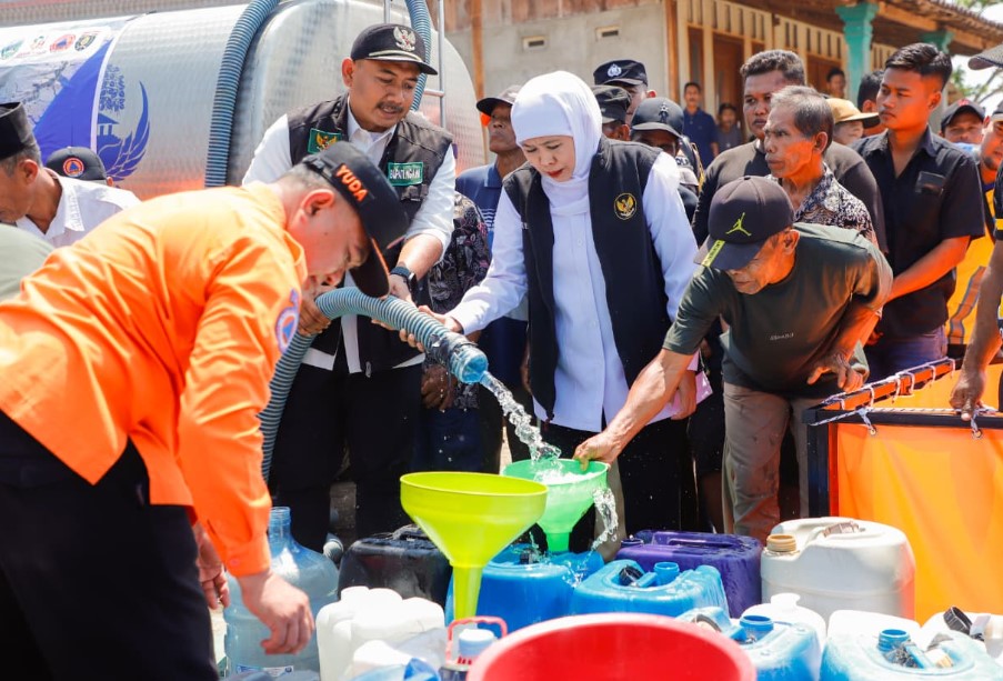 Sumur Warga Mulai Mengering, Khofifah Bantu Air Bersih untuk 196 KK di Ngawi