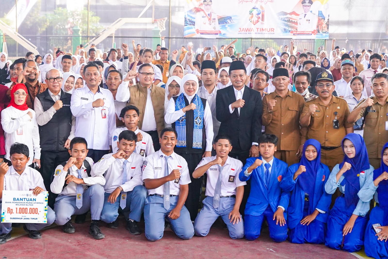 Hari Jadi ke-81 Jawa Timur, Khofifah Bagi-bagi Bantuan Pendidikan Rp50 Miliar untuk 50 Ribu Murid