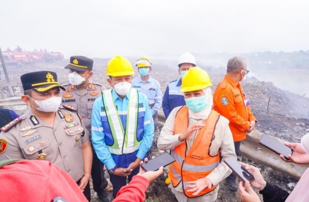 Padamkan Kebakaran TPA Supit Urang, Khofifah Terjunkan Heli Water Bombing