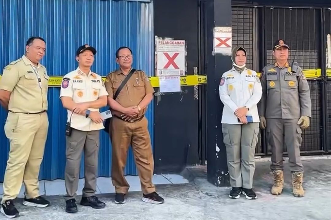 Satpol PP Surabaya Segel Toko Miras di Wonokromo, Jual Eceran Tanpa Izin