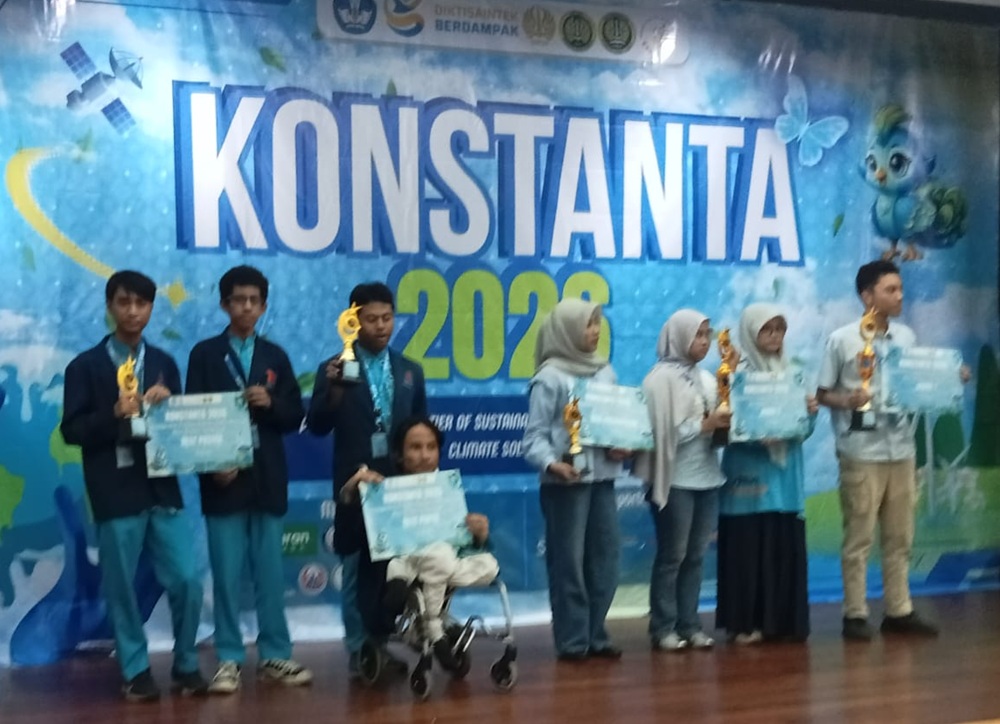 SMAM X Surabaya Raih Dua Penghargaan di Lomba Esai Fisika Unesa 2026