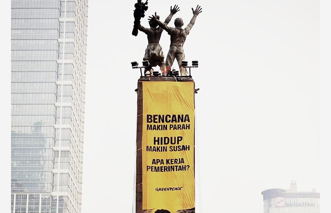 Greenpeace Bentangkan Spanduk di Bundaran HI, Tagih Jawaban Prabowo soal Hidup Makin Susah
