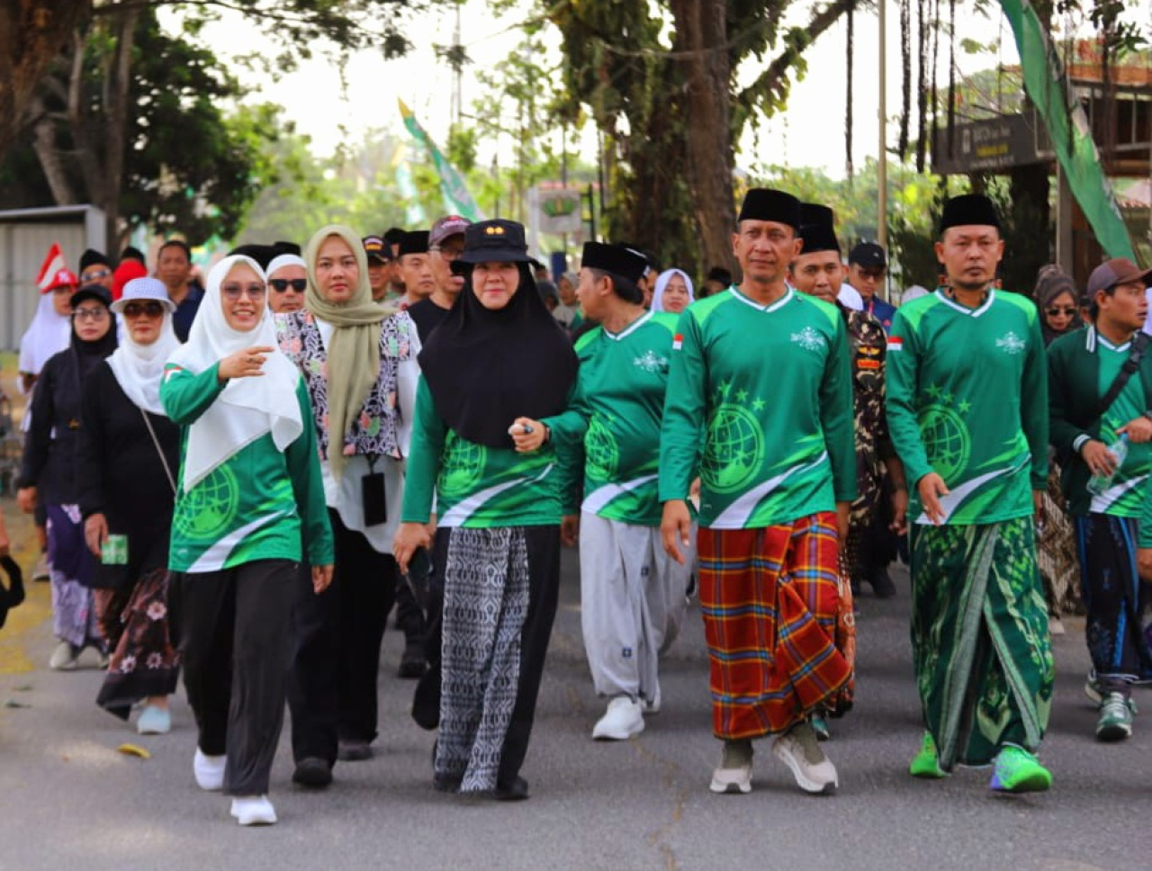 Sri Wahyuni dan Bupati Bojonegoro Ikuti Jalan Sehat Bersarung Peringati HSN 2026